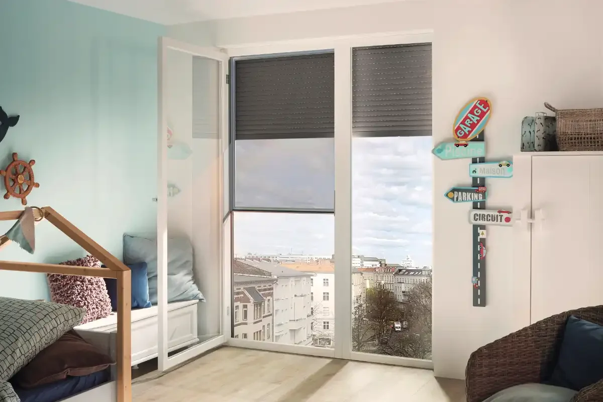 Bodentiefe Tür mit Absturzsicherung im oberen Stockwerk