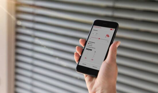 Smartphone mit App zur Steuerung von Sonnenschutzanlagen