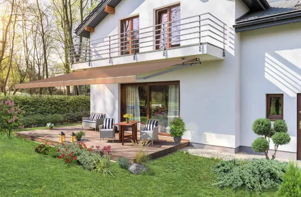 Gelenkarm-Markise über der Terrasse