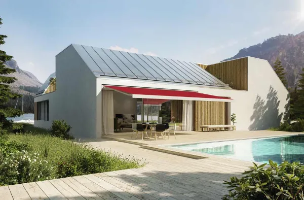 Modernes Haus mit Pool und Markise