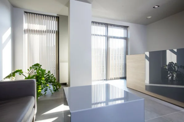 Vertikaljalousien für bodentiefe Fenster