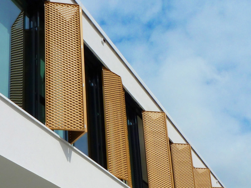 Braune Faltschiebeläden an großen Fenstern