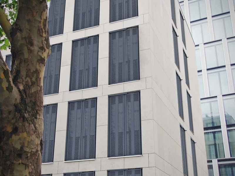 Graue Schiebeläden an bodenhohen Fenstern