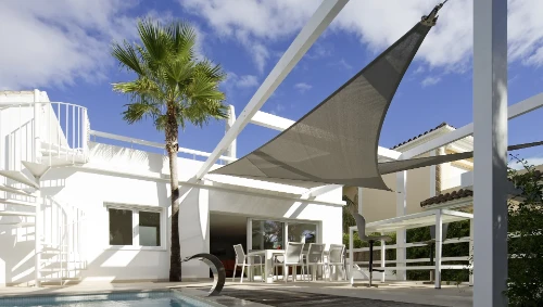 Lamellendach mit Stoffdach und roten Volant Rollos