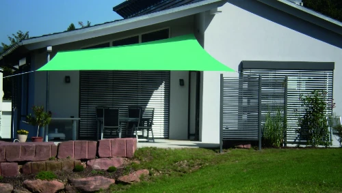 Lamellendach mit Stoffdach und roten Volant Rollos