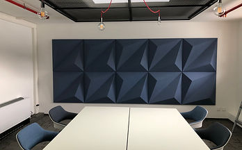 Blaues Akustik-Wandpaneel in einem Geschäftsraum